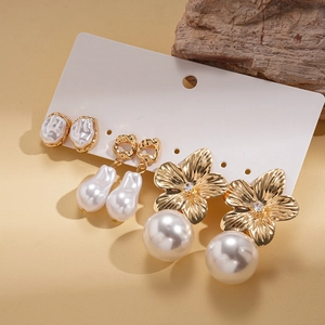 Six-piece set of vintage gold metal flower and pearl earrings for women in French style