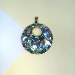 Runder natürlicher Abalone-Muschel Mosaik-Anhänger mit irisierenden blau-grünen Farben