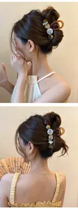Détail d'une pince à cheveux vintage coréenne en résine ambrée avec motifs floraux