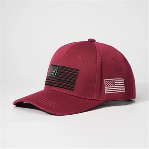 Détail de la broderie du drapeau américain sur une casquette de baseball bordeaux