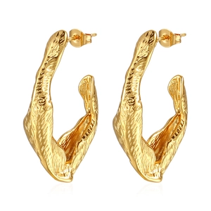 Boucles d'oreilles créoles dorées irrégulières avec texture martelée moderne