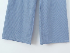 Detail der blau-weiß gestreiften Hosenbeine mit sauberen Nähten und Baumwollgewebe