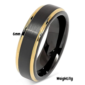 Dettaglio dell'anello da 6mm in acciaio inossidabile spazzolato nero e oro bicolore