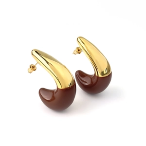 Detail of 18K gold-plated teardrop earrings with brown resin contrast for a vintage look