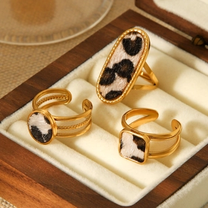 Geometrischer Ring-Set aus Edelstahl in Gold mit Leo-Muster-Inlay und Kunstpelz