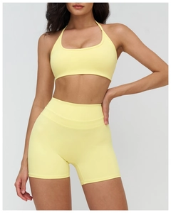 Vue détaillée d'un ensemble de yoga jaune clair avec soutien-gorge licou et short de sport