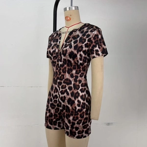 Dettaglio della tutina leopardata a maniche corte con scollo a V e vestibilità slim
