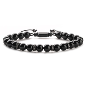 Détail macro de perles d'agate noire avec sphères en zircon pavées sur cordon réglable tissé