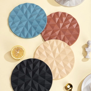 Nordic round silicone heat resistant table mats with 3D geometric diamond texture
