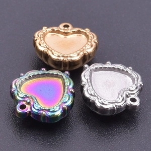 Gros plan de pendentifs en forme de cœur en acier doré, argenté et arc-en-ciel pour DIY