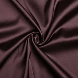 Gros plan détaillé sur la texture du tissu en satin de soie marron foncé et son drapé brillant