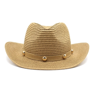 Chapeau de cowboy en paille avec bande kaki cloutée et bord plat pour protection solaire
