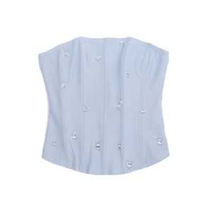 Détail du corset bleu clair orné de strass brillants en forme de gouttes d'eau