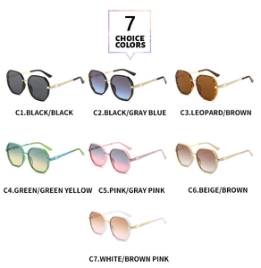 Catalogo dettagliato con sette varianti di colore per occhiali da sole poligonali alla moda