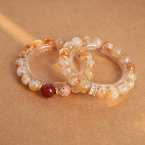 Détail de bracelets double épaisseur en perles de cristal ambré et pierres jaunes