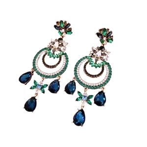 Boucles d'oreilles vintage style palais avec cristaux verts et pendentif goutte bleue