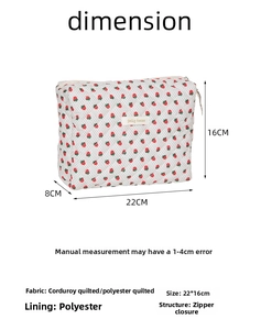 Beauty case trapuntato con stampa a fragole e dettagli misure di 22x16x8cm