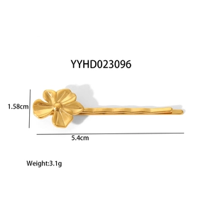 Dettaglio macro della clip per capelli a fiore dorato con dimensioni e peso indicati