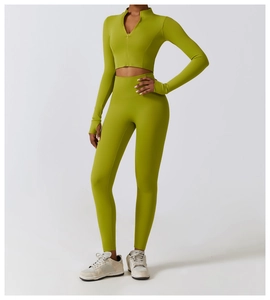 Détails de la veste de yoga vert olive avec passe-pouces et un col montant sport