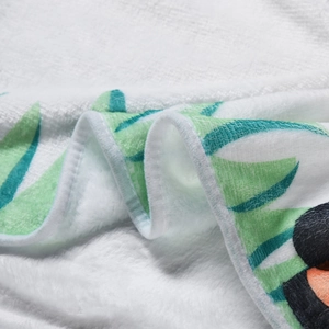 Nahaufnahme der weichen Flanell-Babydecke mit hochwertigen Nähten und weicher Plüschstruktur