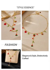 Détail du collier en acier doré avec pendentifs de fruits comme fraises et pastèques d'été