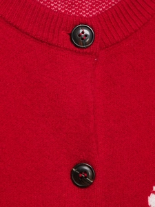 Vue macro d'un cardigan rouge avec boutons texturés et col rond en maille côtelée