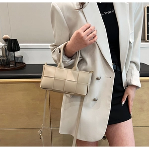 Elegante borsa a mano in pelle intrecciata crema con blazer e tracolla regolabile