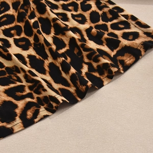 Detaillierte Nahaufnahme des Saums vom Leopardenmuster-Kleid mit hochwertigen Nähten