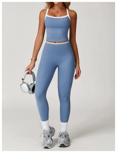 Détail du débardeur de yoga avec liserés contrastés et tissu de fitness élastique