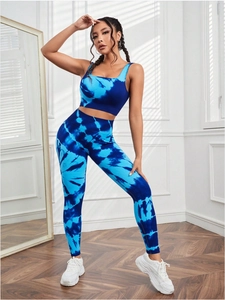 Ensemble de fitness tie-dye bleu avec crop top sans manches et legging de yoga taille haute