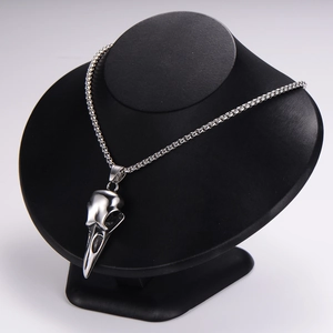 Edelstahl Anhänger im Punk-Stil mit Krähenschädel und eleganter silberner Metallkette