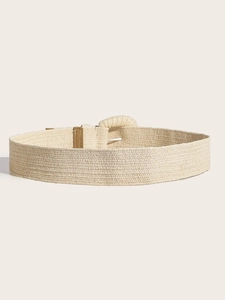 Détail de la ceinture en paille tressée crème montrant la boucle ronde et la texture