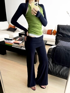 Ensemble 3 pièces avec pantalon large en maille bleu marine et débardeur vert en miroir
