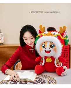 Gedetailleerd beeld van een feestelijke pluche paard mascotte in een geschenk setting