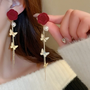 Orecchini a rosa rossa con perle e nappe a farfalla dorate per un dolce look invernale