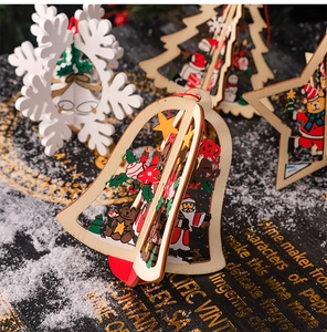 Détail macro d'ornements cloche 3D en bois avec gravures de Père Noël et d'oursons