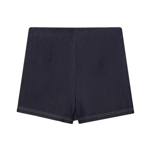 Détail d'un short en jean bleu foncé avec double surpiqûre et design à plis plats