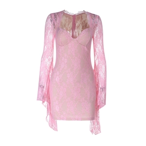 Detalle de un vestido de encaje rosa con textura floral y elegantes mangas acampanadas