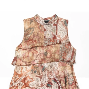 Mini robe sans manches imprimé paisley et fleurs en mousseline marron à col volanté