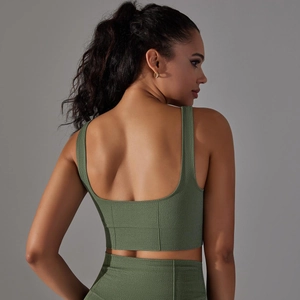 Détail du soutien-gorge de sport vert olive avec tricot gaufré respirant et dos en U