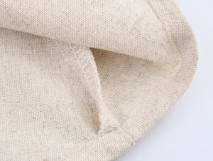 Vista dettagliata della trama del lino beige e delle cuciture premium sul vestito