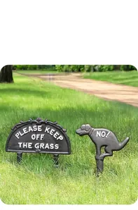 Détail d'un panneau chien en fonte noire et de marqueurs de jardin pour pelouse