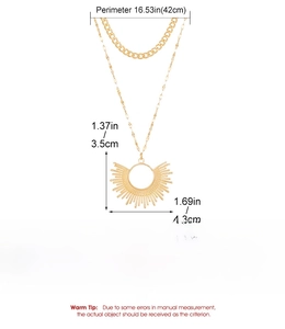 Vue détaillée du collier pendentif tournesol doré avec spécifications de taille et poids