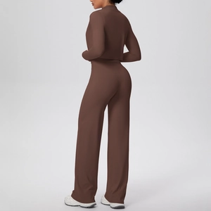 Détail d'un ensemble de yoga marron avec pantalon large taille haute et haut court doux