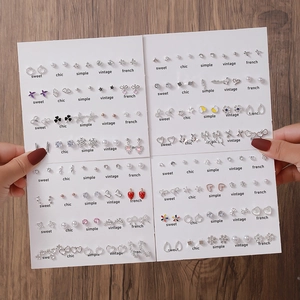Gros plan d'un ensemble de boucles d'oreilles avec perles et motifs de cœur sur cartes