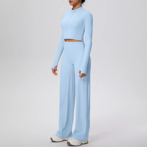 Ensemble de yoga bleu clair avec veste zippée à manches longues et pantalon large