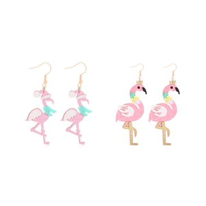Festliche rosa Flamingo-Ohrringe mit Glitzer, Weihnachtsmütze und Krone-Details