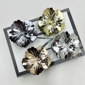 Pinces à cheveux fleurs 3D élégantes en finitions or, argent, or rose et métal noir