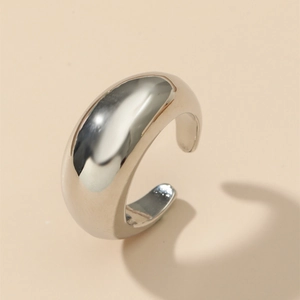 Makroaufnahme eines minimalistischen silbernen Chunky-Rings mit glatt poliertem Finish