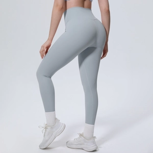 Detailaufnahme der hellblauen High-Waist Yoga-Leggings mit nahtlosem Push-up-Effekt